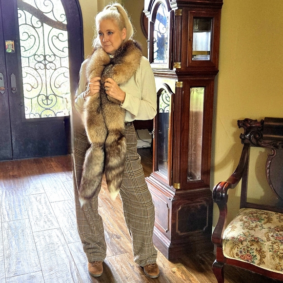 Crystal Fox Fur Boa Wrap in Original Box - Picture 12 of 17